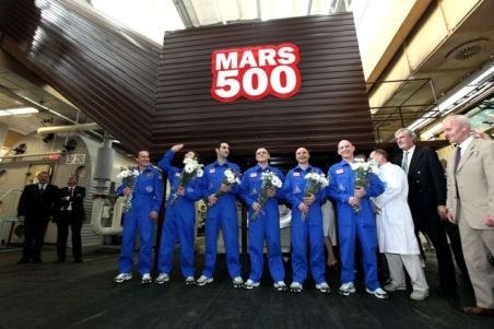 Şase astronauţi au simulat un zbor pe Marte. Au stat închişi 520 de zile într-o replică a unei navete spaţiale