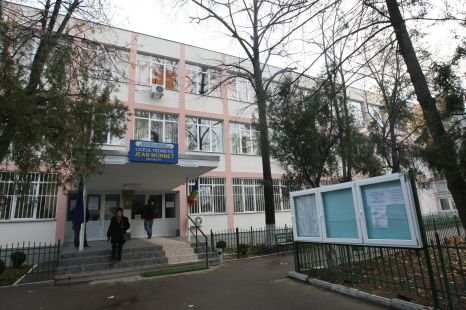 Un profesor a fost dat afară din învăţământ pentru ca este acuzat că a violat o elevă