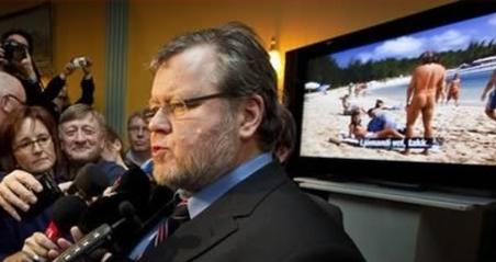 Fotografii bombă! Vezi ce poţi păţi când te fotografiezi lângă un televizor... deschis 114902