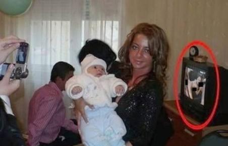 Fotografii bombă! Vezi ce poţi păţi când te fotografiezi lângă un televizor... deschis 114903