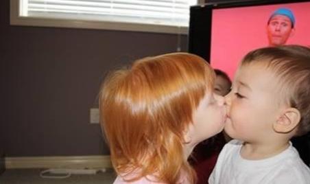 Fotografii bombă! Vezi ce poţi păţi când te fotografiezi lângă un televizor... deschis 114916