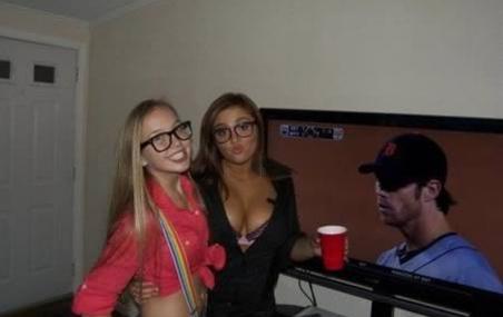 Fotografii bombă! Vezi ce poţi păţi când te fotografiezi lângă un televizor... deschis 114918