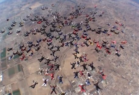 Imagini senzaţionale. 200 de paraşutişti într-o formaţie care a spart recordul din California 