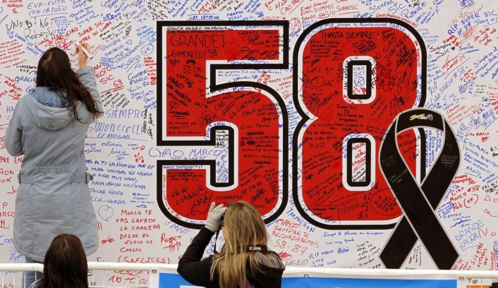 Marco Simoncelli, omagiat pe circuitul de la Valencia cu un tur de onoare şi foc de artificii 114869