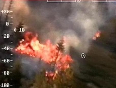 Un incendiu puternic a izbucnit în Munţii Şureanu - Lotrului. Peste 200 de pompieri se luptă cu flăcările