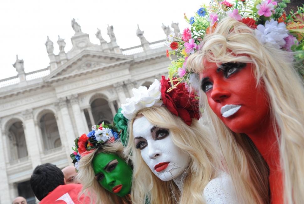 Topless în faţa Papei când rostea o rugăciune: O militantă Femen s-a dezbrăcat la Vatican 114975