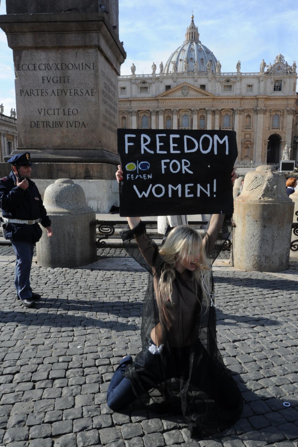Topless în faţa Papei când rostea o rugăciune: O militantă Femen s-a dezbrăcat la Vatican 114976