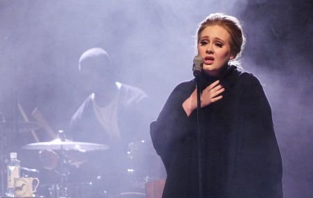Adele a suferit o intervenţie chirurgicală pe corzile vocale