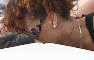 Ce-i face această femeie Rihannei? Fotografia care va înnebuni bărbaţii 115264