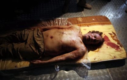  Cum şi-a petrecut Gaddafi ultimele zile din viaţă: Mânca din gunoaie şi se ascundea în case părăsite