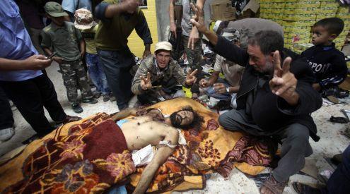  Cum şi-a petrecut Gaddafi ultimele zile din viaţă: Mânca din gunoaie şi se ascundea în case părăsite 115194