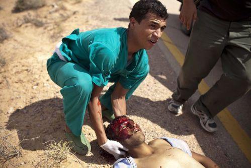  Cum şi-a petrecut Gaddafi ultimele zile din viaţă: Mânca din gunoaie şi se ascundea în case părăsite 115198