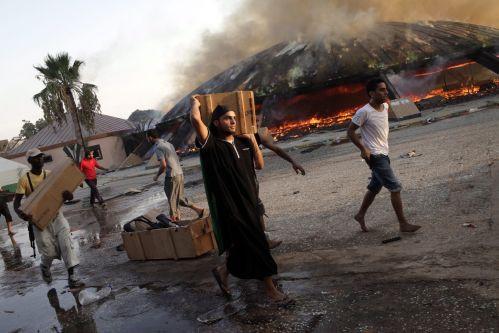  Cum şi-a petrecut Gaddafi ultimele zile din viaţă: Mânca din gunoaie şi se ascundea în case părăsite 115199