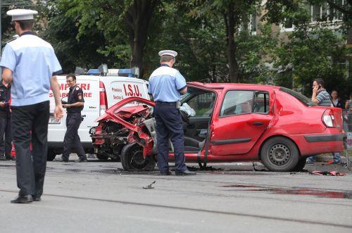 Şoselele morţii: Un bărbat şi-a pierdut viaţa, în urma unui accident în lanţ din Ialomiţa. Trei răniţi, într-un accident din Vaslui 115176