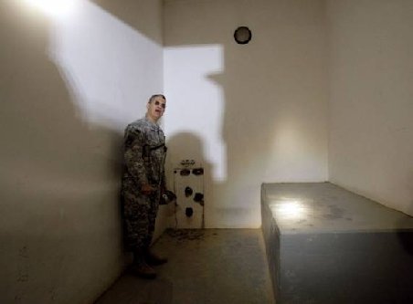 Toaleta din celula lui Saddam Hussein, piesă de muzeu în Statele Unite