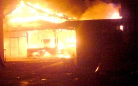 A ars de viu şi nu a avut cum să se salveze: Un băiat paralizat de 15 ani a murit, după ce i-a luat foc casa