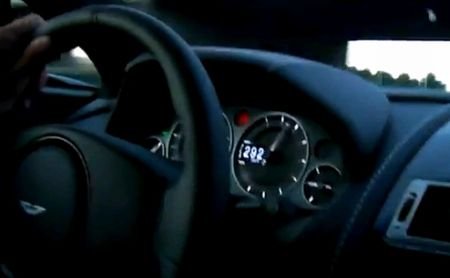 Fără Aston Martin, fără permis şi amendat: S-a filmat în timp ce conducea cu 300 km/h şi a postat imaginile pe net