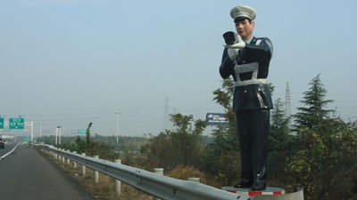 Maeștrii imitațiilor. Chinezii au montat un polițist ”fals” pe autostradă