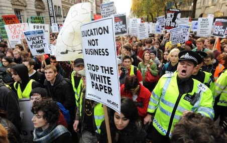 Peste 10.000 de studenţi au protestat la Londra faţă de creşterea taxelor şi privatizarea unor universităţi