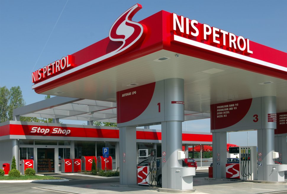 Gazprom negociaza prima achizitie in Romania: Rusii vor sa cumpere benzinarii pe care scrie Lukoil, dar care apartin unei firme in spatele careia se afla sefii Gerom Buzau, oameni apropiati lui Nicolae Ciornai, fostul sef Lukoil