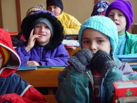 Peste 3.300 de elevi din Vaslui învaţă în frig. Nu au lemne de foc şi centrale termice 