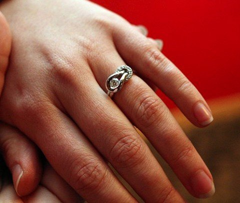 Doar în America – Un bărbat a căutat în groapa de gunoi inelul de 10.000 de dolari al soţiei