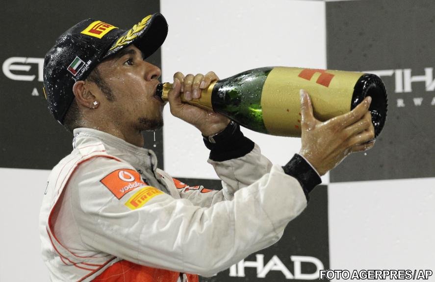 Lewis Hamilton a câştigat la Abu Dhabi. Primul abandon al sezonului pentru Vettel