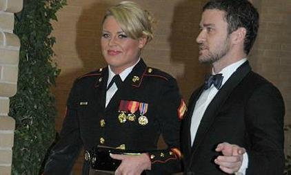 Justin Timberlake s-a ţinut de cuvânt. A mers cu tânăra militar la balul puşcaşilor marini