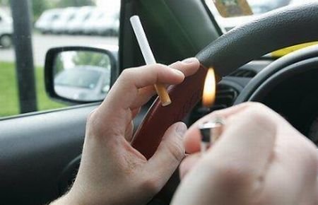 Britanicii vor să interzică fumatul în maşină 