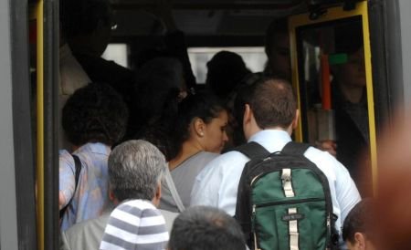 Razie printre microbuzele conservă. Poliţiştii s-au pus pe numărat pasagerii transportaţi ilegal
