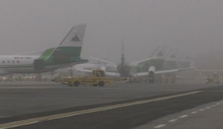 Cinci curse aeriene au întârzieri şi una a fost anulată din cauza ceţii, pe Aeroportul din Cluj