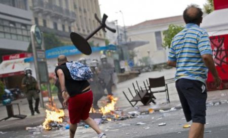 Ciocniri violente la Atena. Protestatarii au lansat sticle incendiare în apropierea Parlamentului