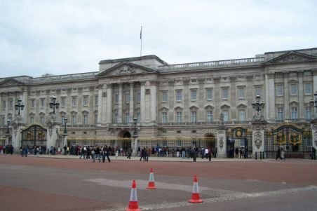 Nouă persoane au fost stropite cu acid în timp ce se plimbau în apropiere de Palatul Buckingham