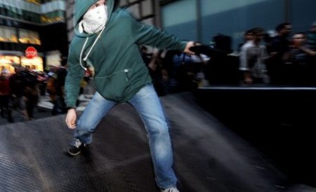 20.000 de manifestanţi şi 250 de arestaţi, la aniversarea a două luni de Occupy Wall Street. Vezi imaginile şocante