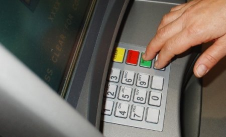Hoţii de bancomate au o nouă metodă de a-ţi fura banii. Cum te fereşti