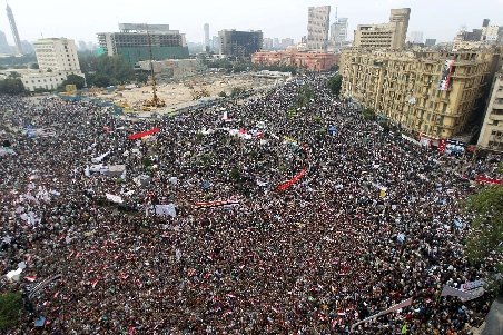 Înainte de algerile parlamentare, zeci de mii de egipteni protestează împotriva autorităţii militare