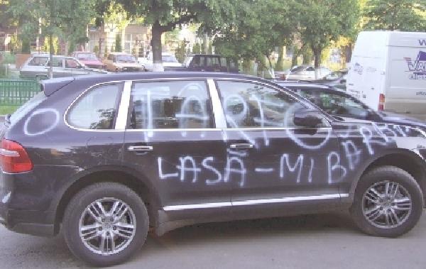 Dragoste cu năbădăi! N-o să-ţi vină să crezi ce i-a scris pe maşină! 117077