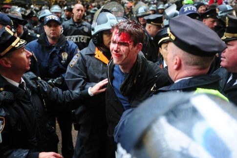 Occupy Wall Street - un protestatar de origine română, bătut de poliţie în New York