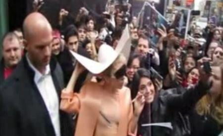 Lady Gaga, diva cu cea mai bizară colecţie de pălării 117364