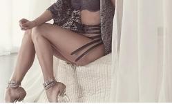 Poartă sau nu chiloţi? Asta-i întrebarea! Imaginile cu artista româncă ce au înfierbântat fanii 117296