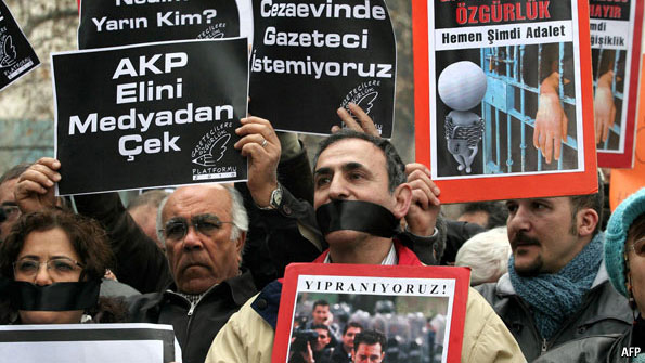 Doi jurnalişti din Turcia, acuzaţi că au complotat pentru răsturnarea Guvernului