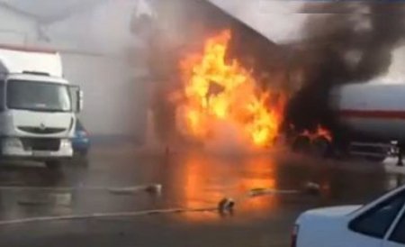 O cisternă cu asfalt a luat foc într-o parcare din judeţul Sibiu. Unul dintre rezervoarele de motorină a explodat