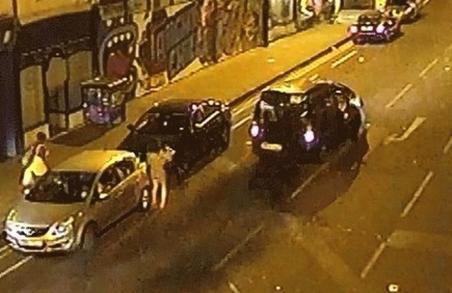 Un taximetrist de coşmar. A trecut cu maşina peste clientul cu care avea o dispută! 117481