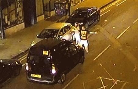 Un taximetrist de coşmar. A trecut cu maşina peste clientul cu care avea o dispută! 117483