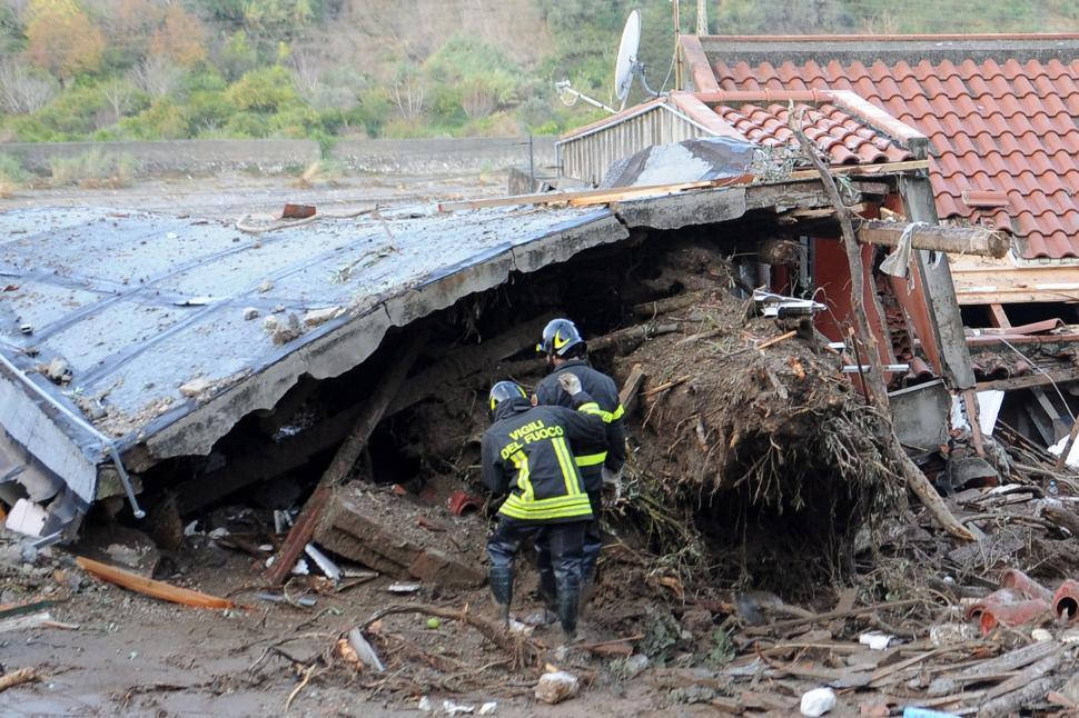 Cod roşu de inundaţii în Sicilia. Patru oameni au murit, zeci de case luate de ape 117856