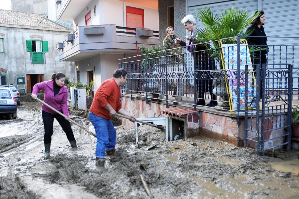 Cod roşu de inundaţii în Sicilia. Patru oameni au murit, zeci de case luate de ape 117857