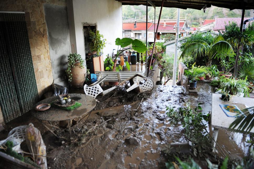 Cod roşu de inundaţii în Sicilia. Patru oameni au murit, zeci de case luate de ape 117860