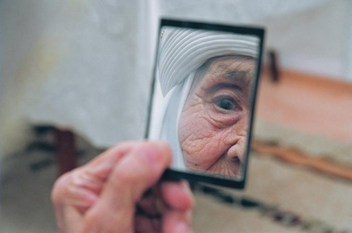 Fotografiile care i-au anunţat moartea. Oglinda unei societăţi care a condamnat-o la închisoare 117631