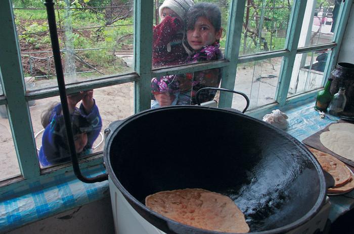 Fotografiile care i-au anunţat moartea. Oglinda unei societăţi care a condamnat-o la închisoare 117632