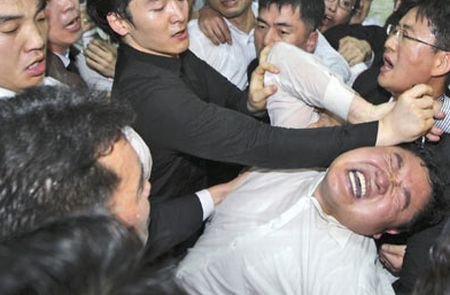 În Parlamentul sud-coreean, ca la nebuni: Un deputat a aruncat cu pulbere lacrimogenă în ochii colegilor